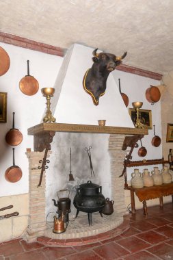 Köhne tencere ve tavaları olan antik bir şömine.