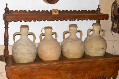 Bir evi dekore etmek için eski kil amforaları