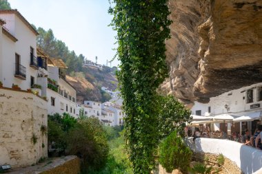 Günes Mağaralari ve Setenil de las Bodegas 'daki Gölge Cadiz, Endülüs. İspanya. Avrupa. 12 Eylül 2021