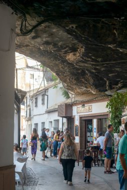 Günes Mağaralari ve Setenil de las Bodegas 'daki Gölge Cadiz, Endülüs. İspanya. Avrupa. 12 Eylül 2021