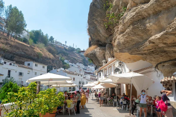 Günes Mağaralari ve Setenil de las Bodegas 'daki Gölge Cadiz, Endülüs. İspanya. Avrupa. 12 Eylül 2021