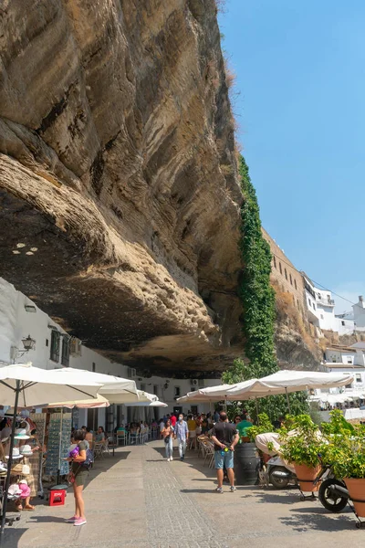 Günes Mağaralari ve Setenil de las Bodegas 'daki Gölge Cadiz, Endülüs. İspanya. Avrupa. 12 Eylül 2021