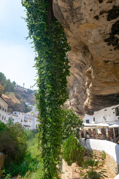 Günes Mağaralari ve Setenil de las Bodegas 'daki Gölge Cadiz, Endülüs. İspanya. Avrupa. 12 Eylül 2021