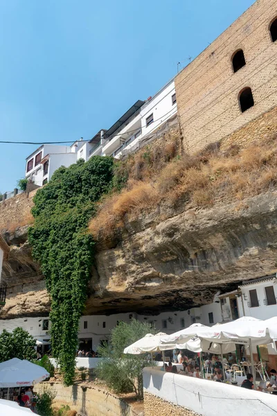 Günes Mağaralari ve Setenil de las Bodegas 'daki Gölge Cadiz, Endülüs. İspanya. Avrupa. 12 Eylül 2021