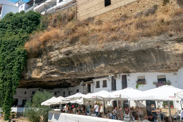 Günes Mağaralari ve Setenil de las Bodegas 'daki Gölge Cadiz, Endülüs. İspanya. Avrupa. 12 Eylül 2021