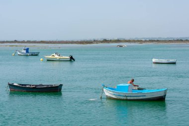 Cadiz, Puerto Real 'deki Cachucha sahilinde balıkçı tekneleri. Endülüs, İspanya. Avrupa.