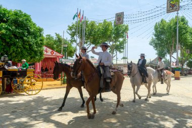 Seville, Endülüs 'teki panayırda atlar. İspanya. Avrupa. 1 Mayıs 2022