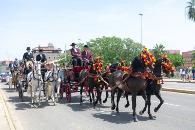 Seville, Endülüs 'teki panayırda atlar. İspanya. Avrupa. 1 Mayıs 2022