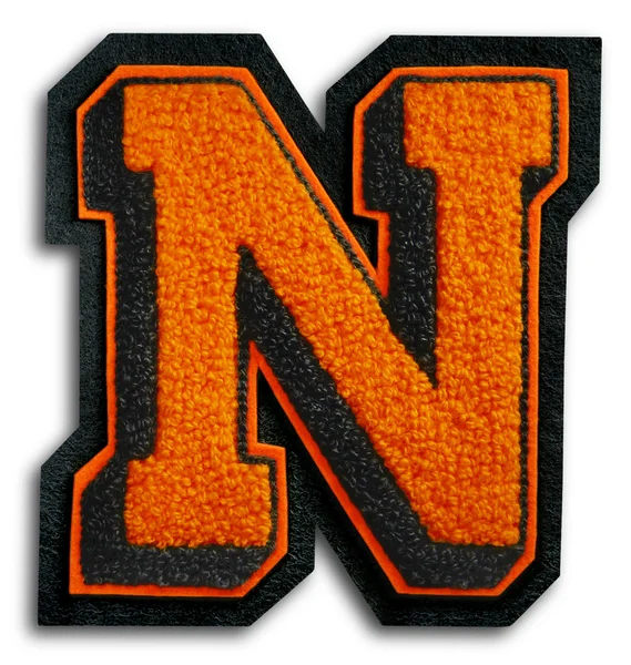 Фотография школьной спортивной буквы - черно-оранжевая Н. — стоковое фото