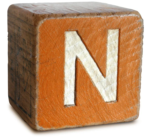 Фото оранжевого деревянного блока буква N — стоковое фото