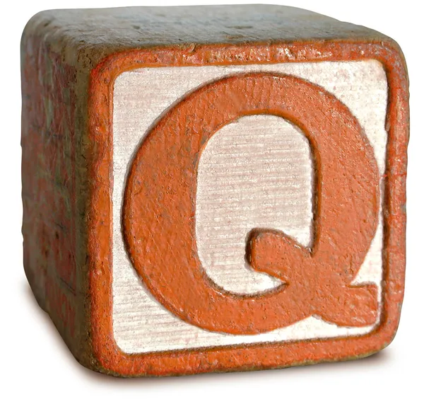 Fotografia do bloco de madeira laranja letra Q — Fotografia de Stock