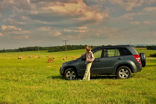 Farmer on the field with her suv — Stock Photo, Image