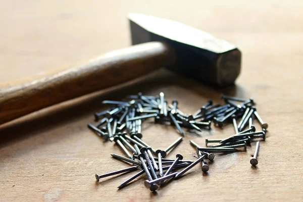 De tool winkel romantiek met nagels en hammer — Stockfoto