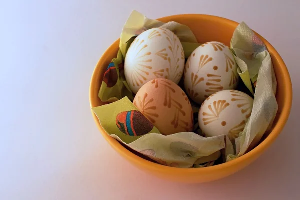 Quattro uova di Pasqua in piatto — Foto Stock