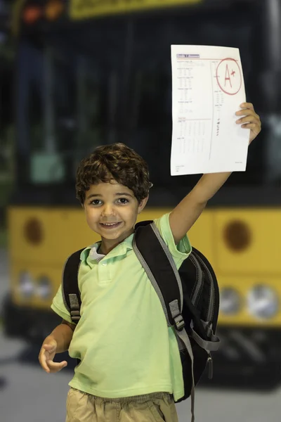 Niño mostrando la tarea — Foto de Stock