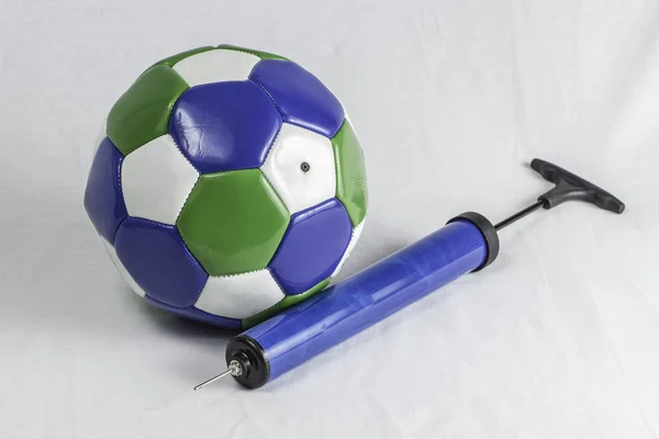 Bola de fútbol y bomba de aire —  Fotos de Stock