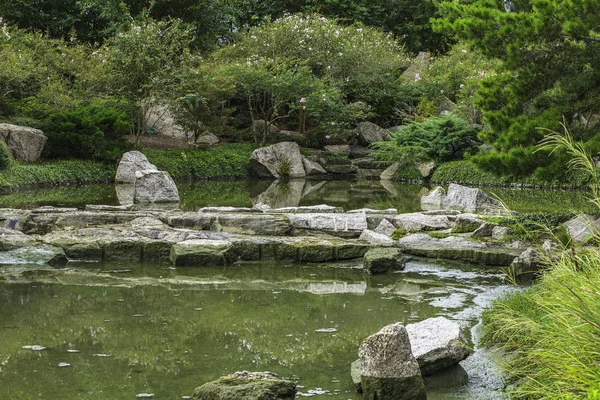 Lagoa de jardim — Fotografia de Stock