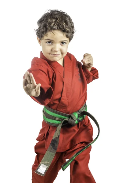 Молодий хлопчик в уніформі червоний карате — стокове фото