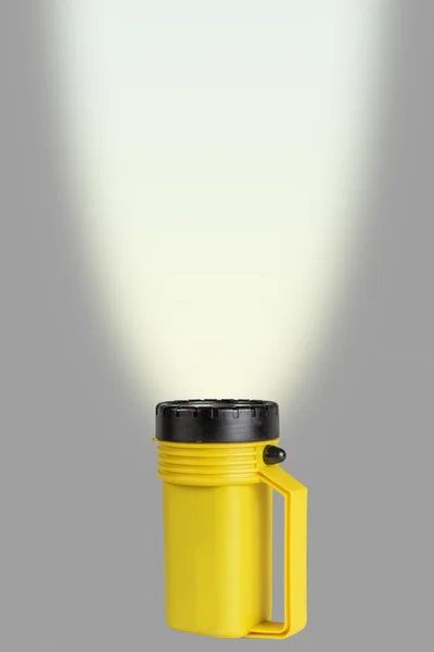 Taschenlampe mit Lichtkegel - Raum für Text — Stockfoto