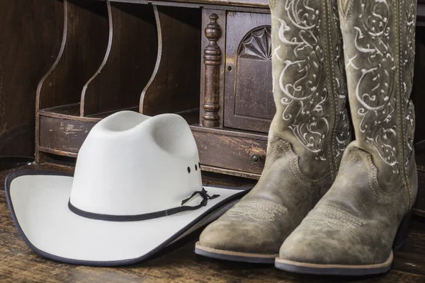 Cowboyhut und -stiefel — Stockfoto