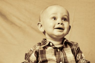 uzağa bakarak yürümeye başlayan çocuk