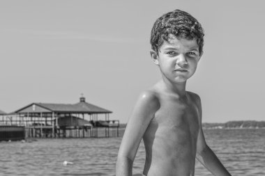 Kumsalda genç çocuk