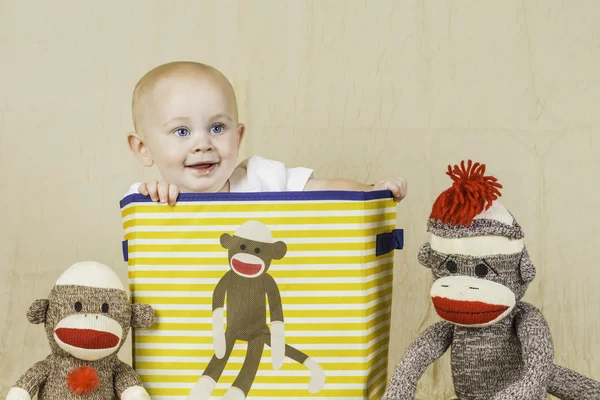 Menino de aniversário com macaco meia — Fotografia de Stock