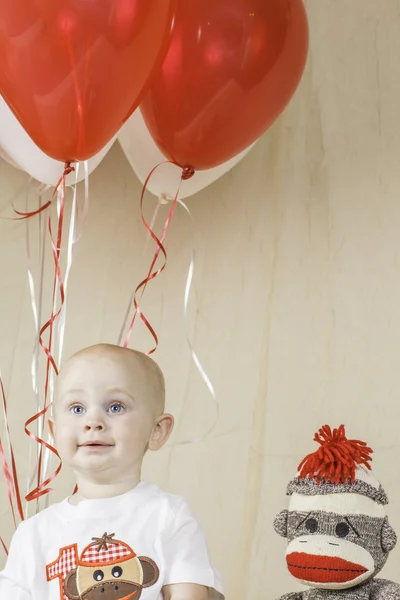 Menino de aniversário com macaco meia — Fotografia de Stock