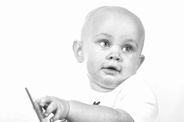 Menino lendo um livro — Fotografia de Stock