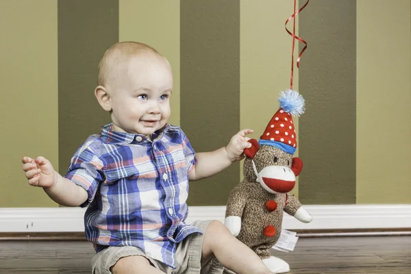 Niño feliz y mono del calcetín —  Fotos de Stock