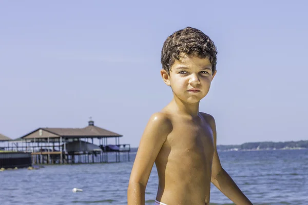 Ung pojke på stranden — Stockfoto