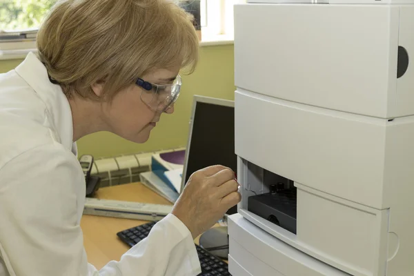 Woman in laboratory add samples to hplc — Stock Photo, Image