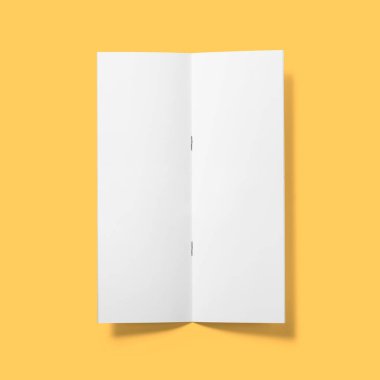 Üstten görünüm boş beyaz broşür dikey baş aşağı parlak kahverengi arkaplan izole açık.