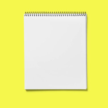 Sarı arka planda izole edilmiş bir çizim defteri. Tasarım projeniz için uygun.