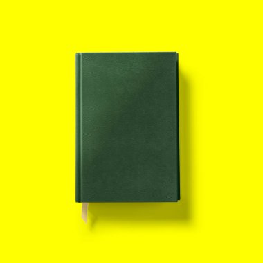 Okul konseptine geri dönelim, koyu yeşil kitap önü sarı üzerine izole edilmiş..