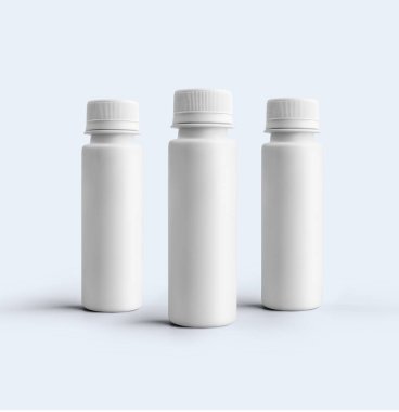 Gri arka planda plastik kapaklı boş beyaz kozmetik tozu şişesi. Model tasarımınıza uygun.