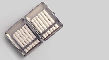 Taze tütün ve eski metal kutuda el yapımı sigaralar..