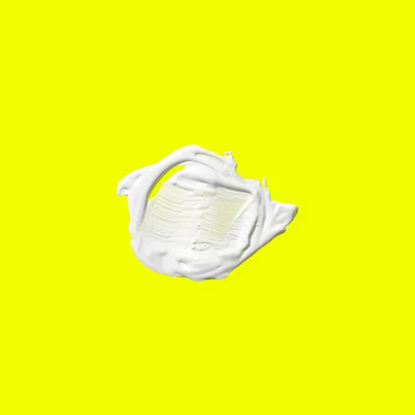 Close Widok Białej Farby Splash Izolowane Żółtym Tle Dopasowanie Elementu — Zdjęcie stockowe