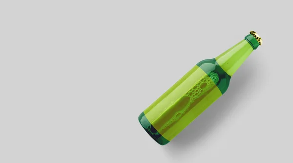 Поверх Пляшки Зеленого Пива Порожнім Жовтим Шаблоном Ізольовано Сірому Фоні — стокове фото