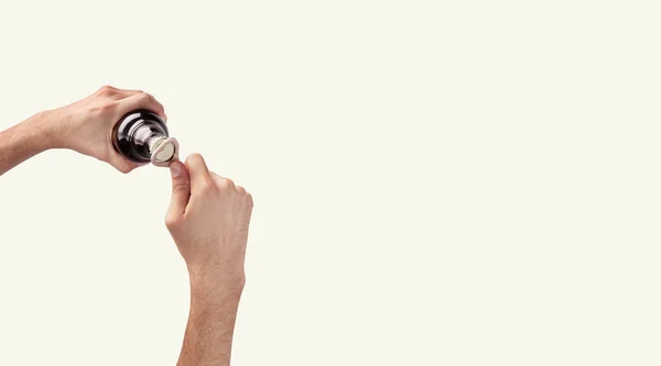 Mano Hombre Sosteniendo Una Botella Cerveza Vista Superior Fondo Blanco — Foto de Stock