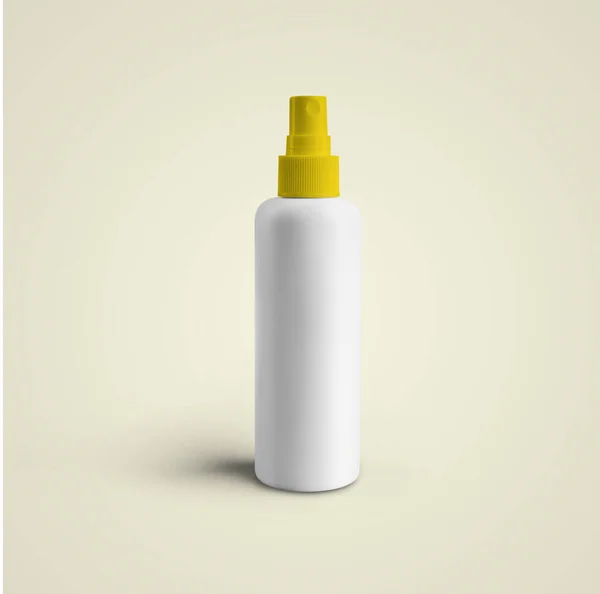 3Dレンダリンググレーの背景に隔離された黄色のキャップと空白の白い化粧品プラスチックスプレーボトル モックアップのデザインに合わせて — ストック写真