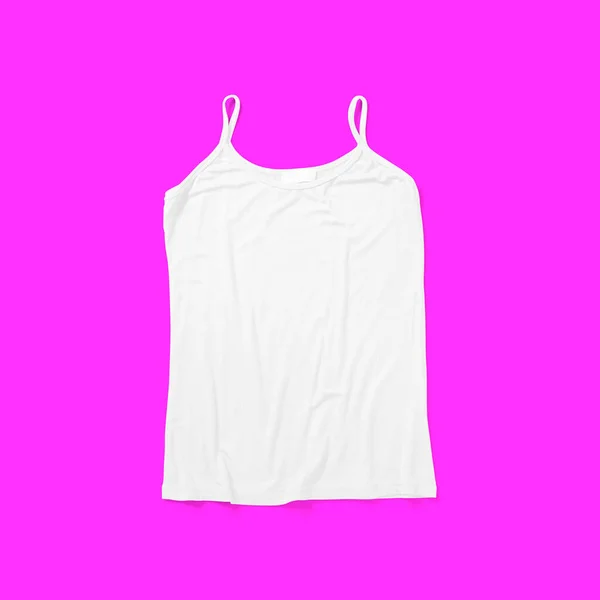 Top View Witte Tank Top Geïsoleerd Paarse Achtergrond Geschikt Voor — Stockfoto