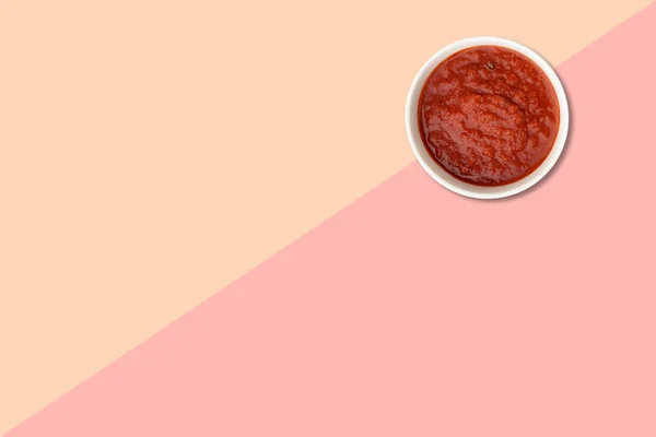 Närbild Visa Röda Tomater Ketchup Isolerad Rosa Bakgrund — Stockfoto