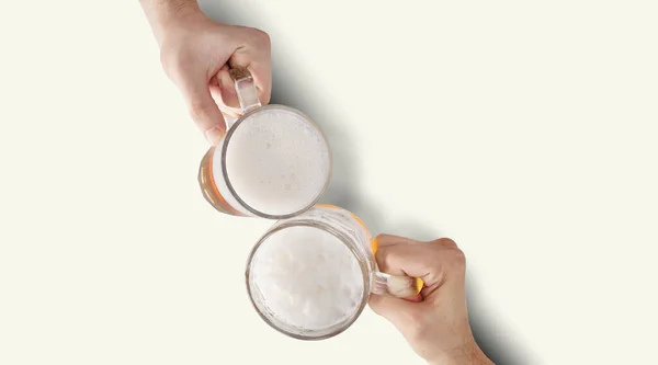 Dvě Ruce Opékání Osvěžující Točené Pivo — Stock fotografie