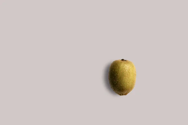 新鲜的猕猴桃在一个白色的背景为菜单 几何背景 平面布局 复制空间 顶视图 — 图库照片