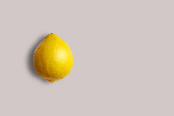 菜单的白色底色上有新鲜的黄色柠檬 几何背景 平面布局 复制空间 顶视图 — 图库照片