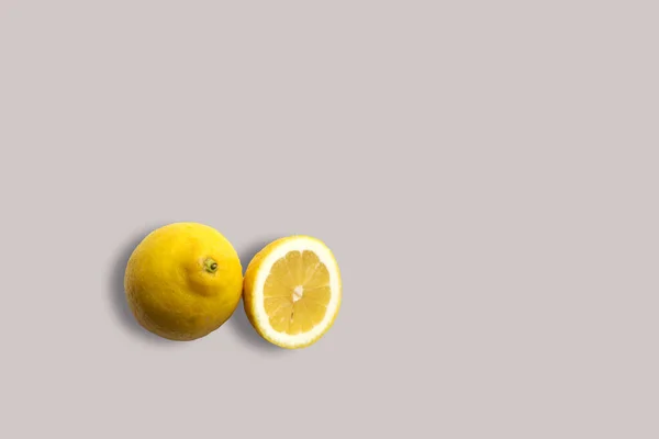 Limones Amarillos Frescos Sobre Fondo Blanco Para Menú Fondo Geométrico — Foto de Stock