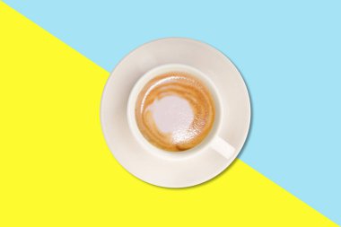 Beyaz fincanda sade köpüklü sıcak kapuçino renkli arka planda izole edilmiş..