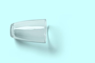 Mavi arka planda izole edilmiş içki bardağı.