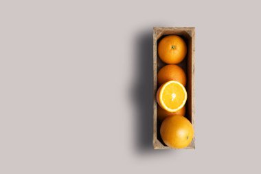 Gri arka planda izole edilmiş taze portakallar. Tasarım projeniz için uygun.